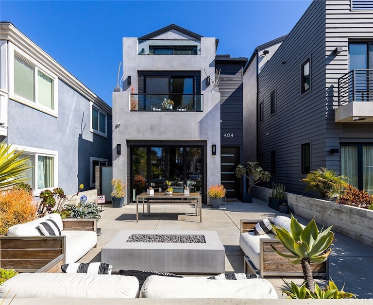 Photo 33 of 37 - 404 10th St, Huntington Beach, CA 92648