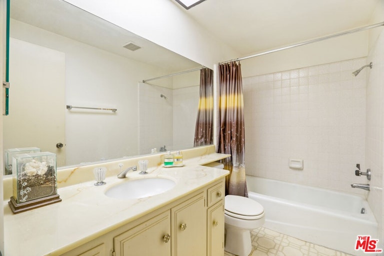 Photo 30 of 53 - 18502 Entrada Ct, Porter Ranch, CA 91326