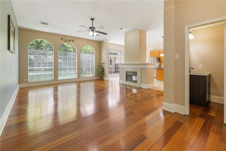 Photo 12 of 37 - 811 Whitby Ct, Sugar Land, TX 77479