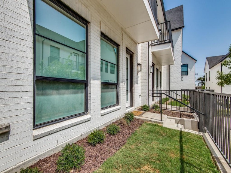 Photo 2 of 23 - 126 Garden Ct W, Arlington, TX 76013