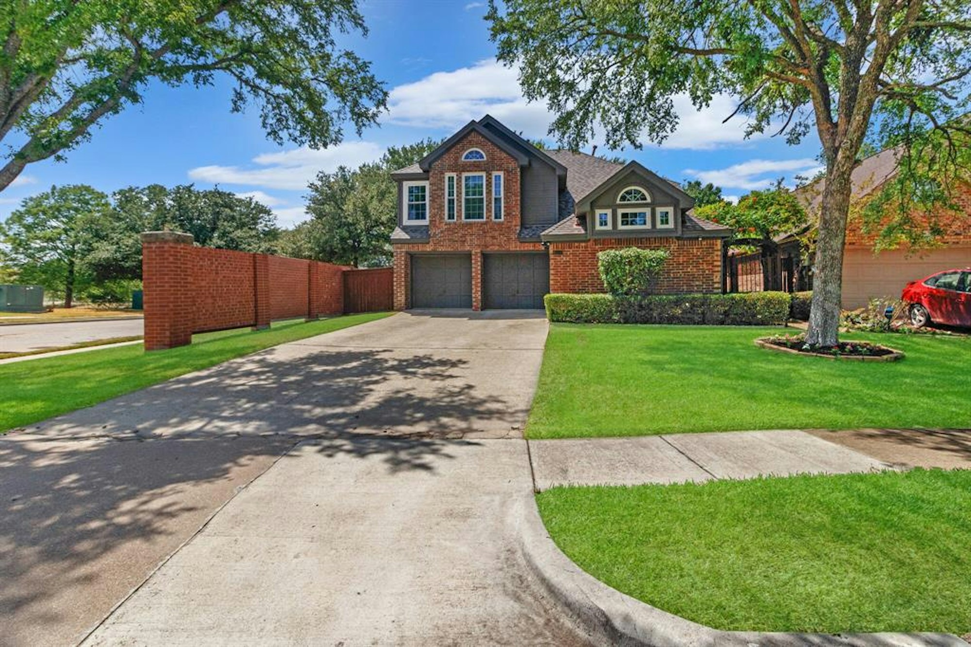 Photo 1 of 25 - 9001 Cumberland Dr, Irving, TX 75063