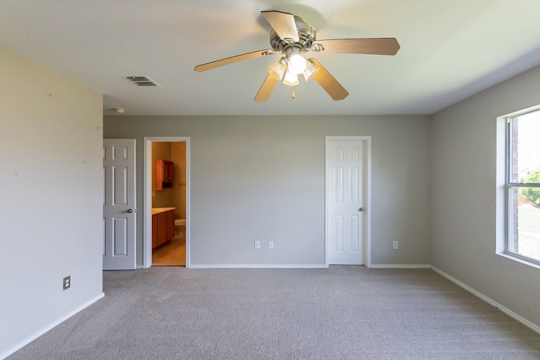 Photo 11 of 20 - 1425 Waterford Dr, Little Elm, TX 75068