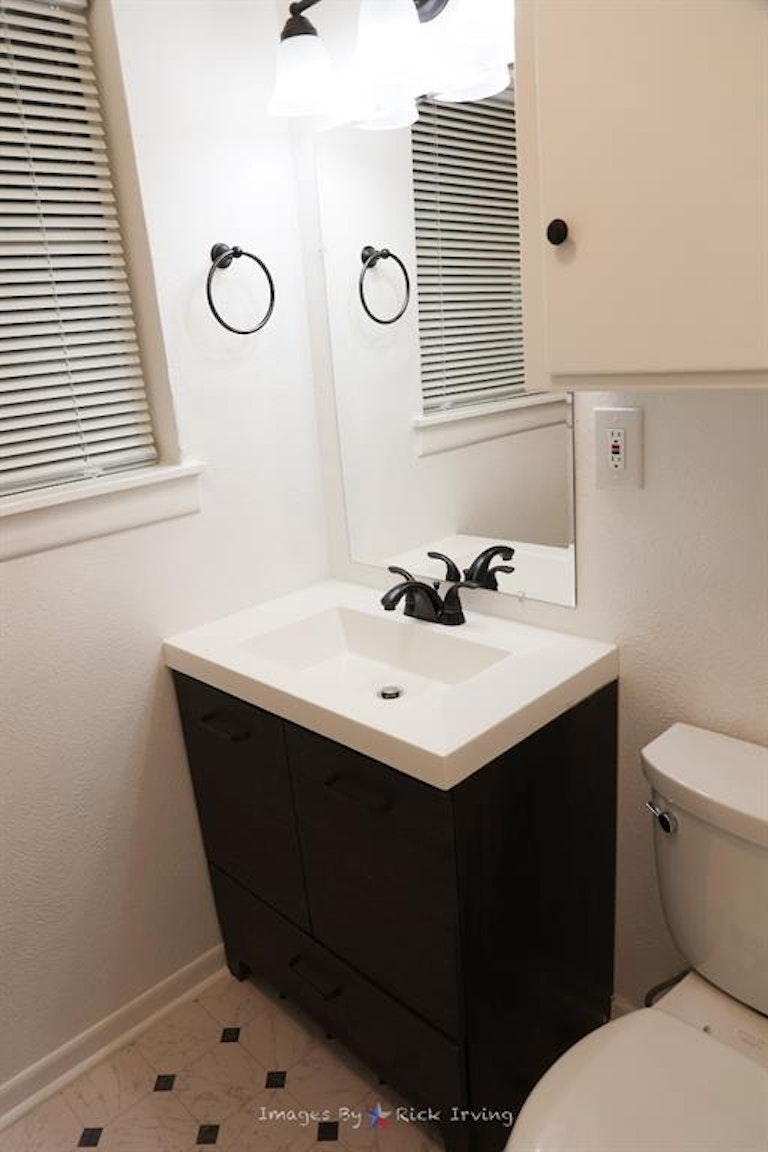 Photo 15 of 26 - 8109 Beechwood Dr, Benbrook, TX 76116
