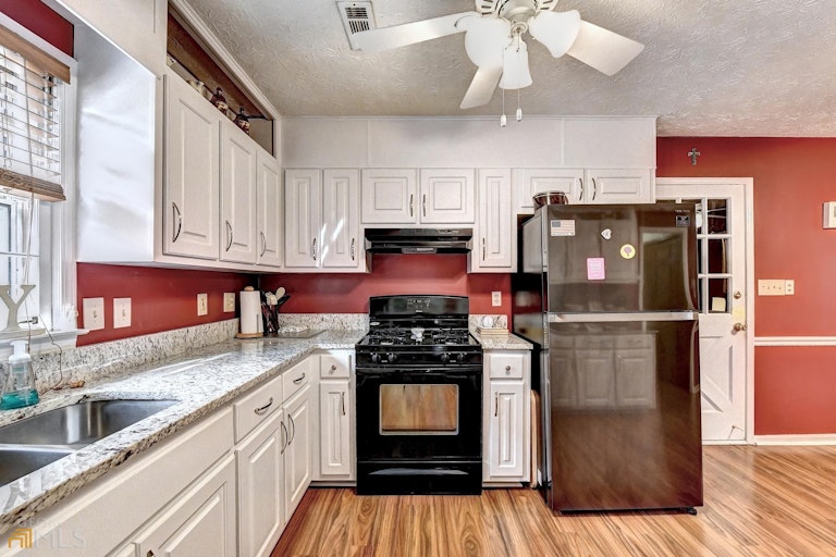 Photo 14 of 47 - 658 Shiloh Ct, Lawrenceville, GA 30044
