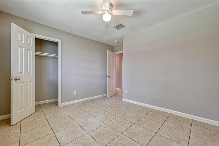 Photo 21 of 32 - 8638 Valley Flag Dr, Houston, TX 77078