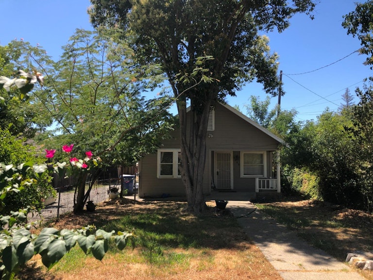 Photo 1 of 19 - 5080 Enrico Blvd, Sacramento, CA 95820