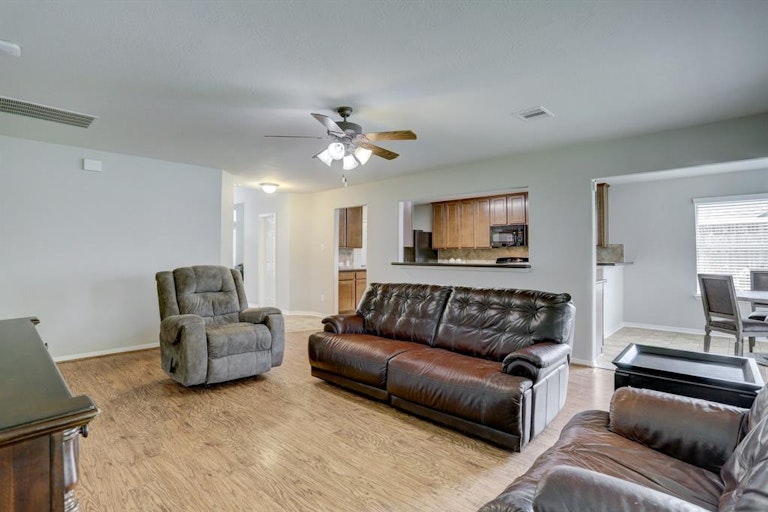 Photo 8 of 32 - 1910 Grandoak Dr, Pearland, TX 77581
