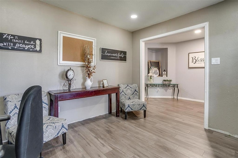 Photo 8 of 40 - 10109 Chapel Rock Dr, Fort Worth, TX 76116