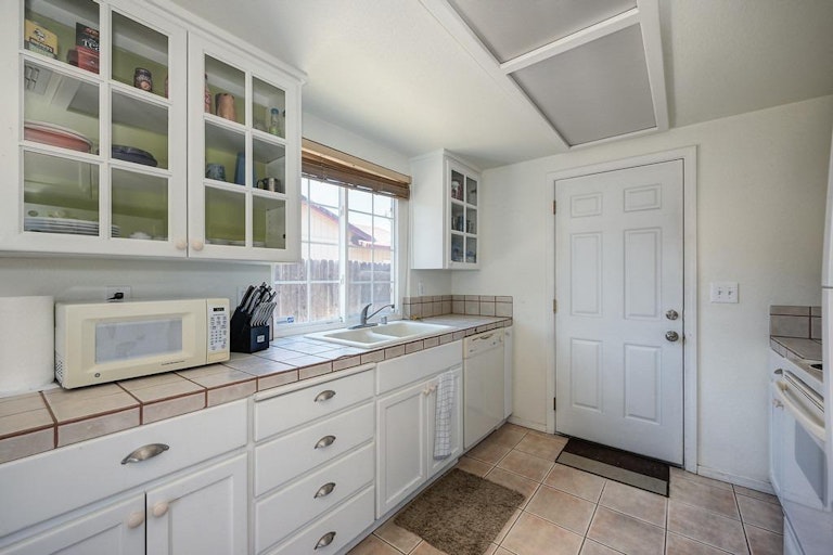 Photo 16 of 37 - 660 Tailwind Dr, Sacramento, CA 95838