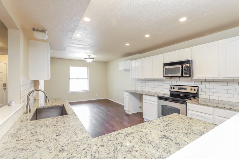 Photo 4 of 27 - 4707 Pebble Gln, San Antonio, TX 78217