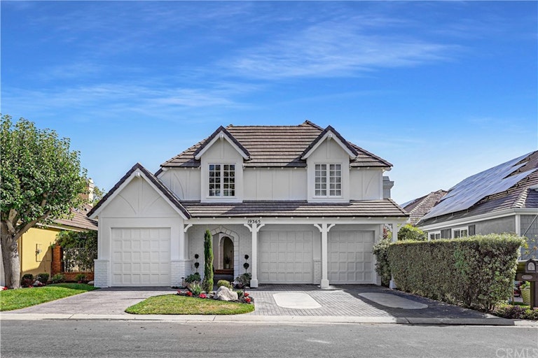 Photo 1 of 47 - 19365 Woodlands Dr, Huntington Beach, CA 92648