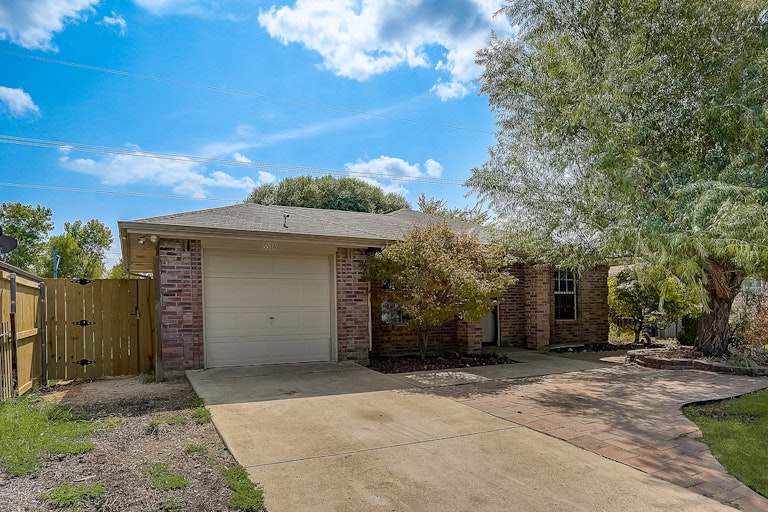 Photo 1 of 22 - 6814 Barrett Dr, Dallas, TX 75217