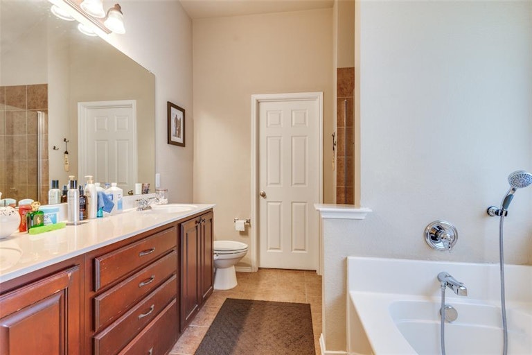 Photo 8 of 11 - 15401 Yarberry Dr, Roanoke, TX 76262