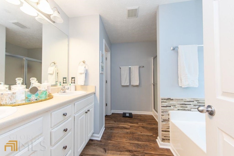 Photo 12 of 19 - 3296 Bridle Brook Dr, Auburn, GA 30011