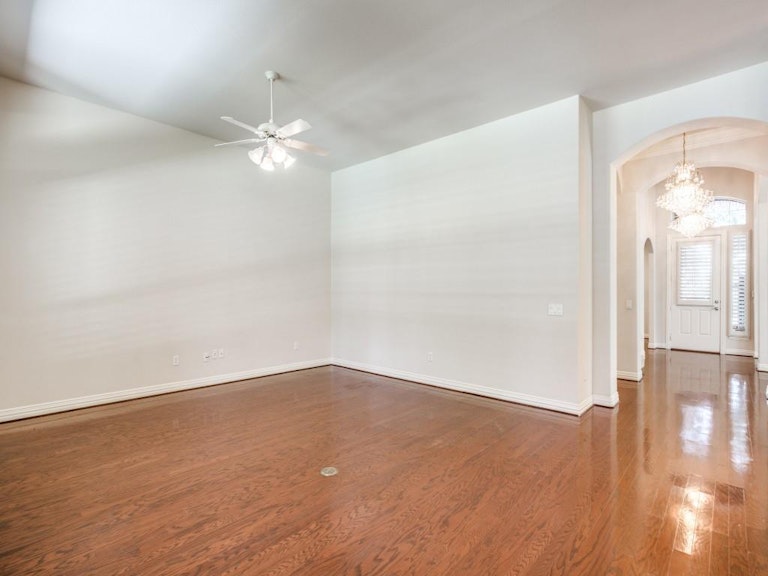 Photo 13 of 40 - 10405 Downing Dr, Denton, TX 76207