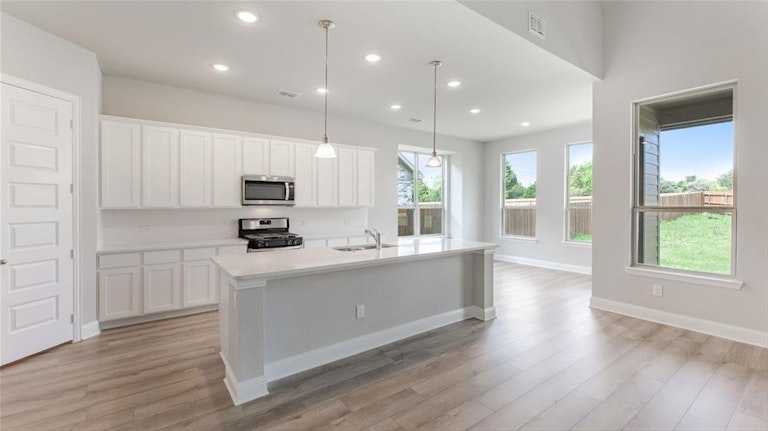 Photo 4 of 28 - 2260 High Plain Ln, Waxahachie, TX 75167