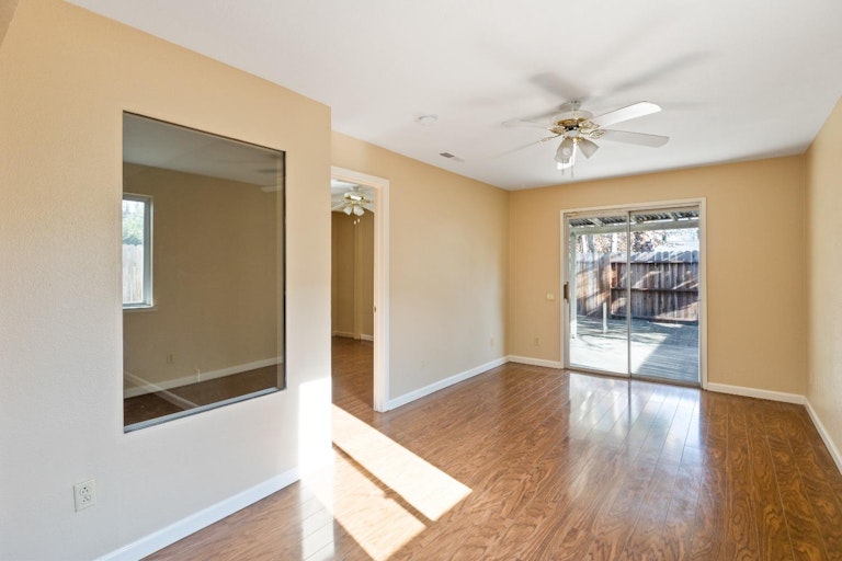 Photo 14 of 38 - 5030 Strasbourg Way, Sacramento, CA 95842