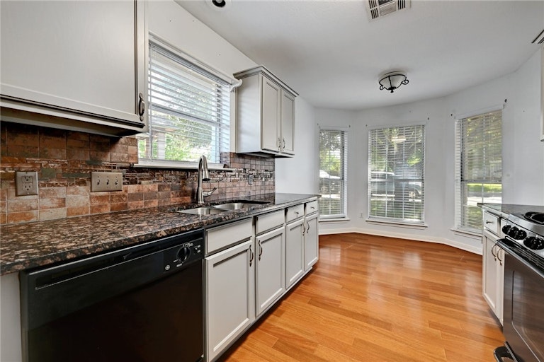 Photo 11 of 25 - 7228 Wardman Dr, Del Valle, TX 78617