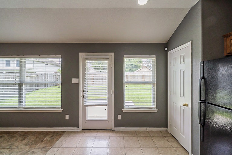 Photo 11 of 36 - 12810 Candlewood Glen Ln, Houston, TX 77014