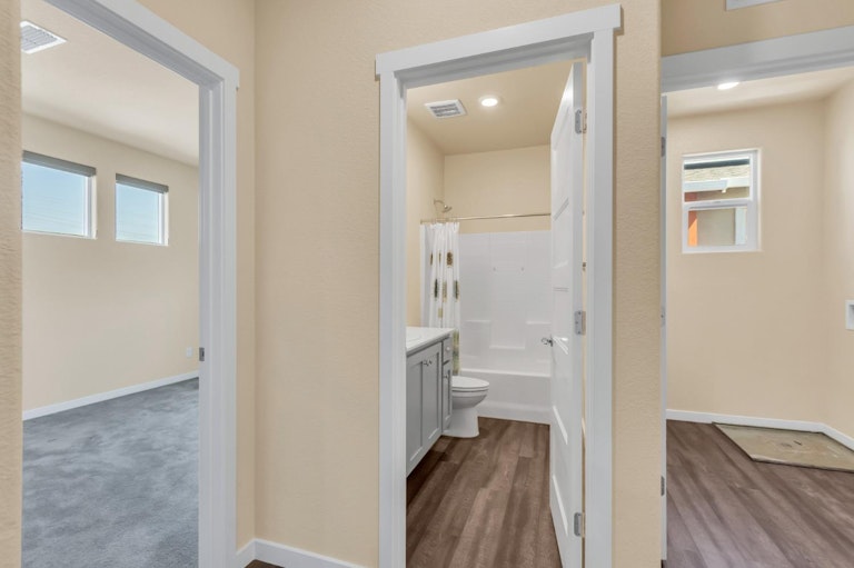 Photo 20 of 52 - 4334 Ocean Ln, Elk Grove, CA 95757