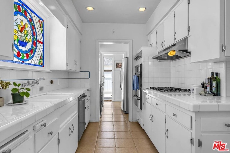 Photo 12 of 45 - 10643 Blix St, North Hollywood, CA 91602