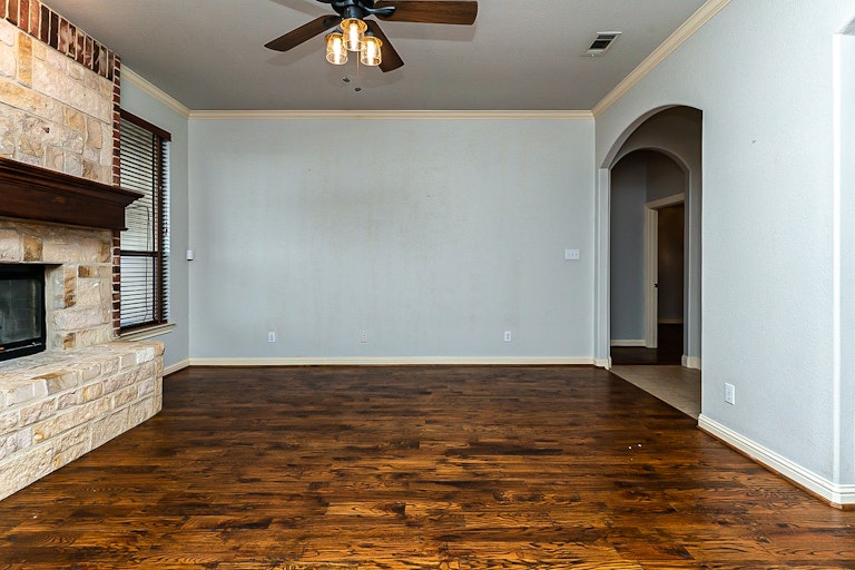 Photo 12 of 25 - 445 Chisholm Trl, Justin, TX 76247