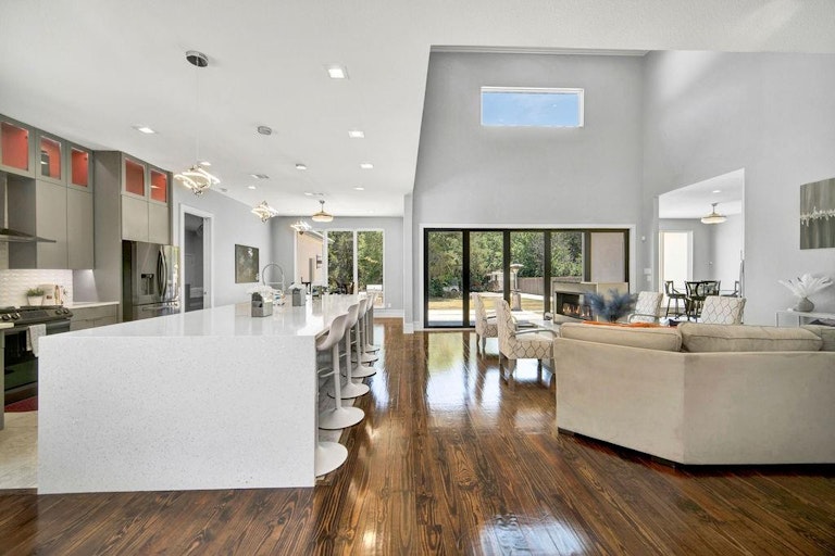 Photo 9 of 31 - 4806 Lynnacre Dr, Dallas, TX 75211