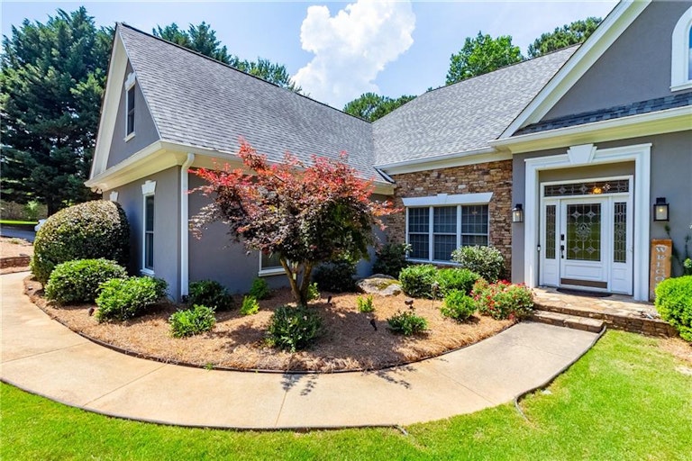Photo 4 of 80 - 6608 Sweetwater Pt, Flowery Branch, GA 30542