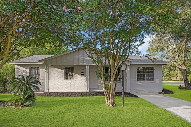 Photo 1 of 19 - 6302 Crane St, Houston, TX 77026