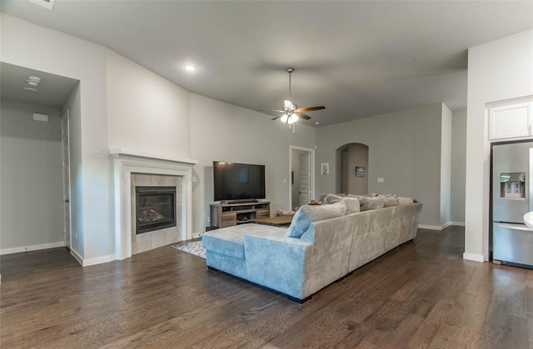 Photo 11 of 29 - 1824 Spring Valley Rd, Wylie, TX 75098