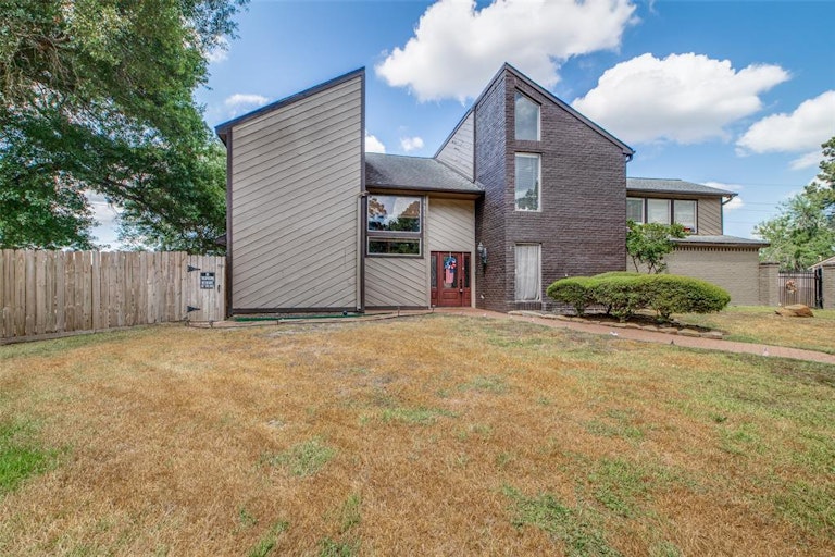 Photo 2 of 36 - 18303 Running Vine Ln, Spring, TX 77379
