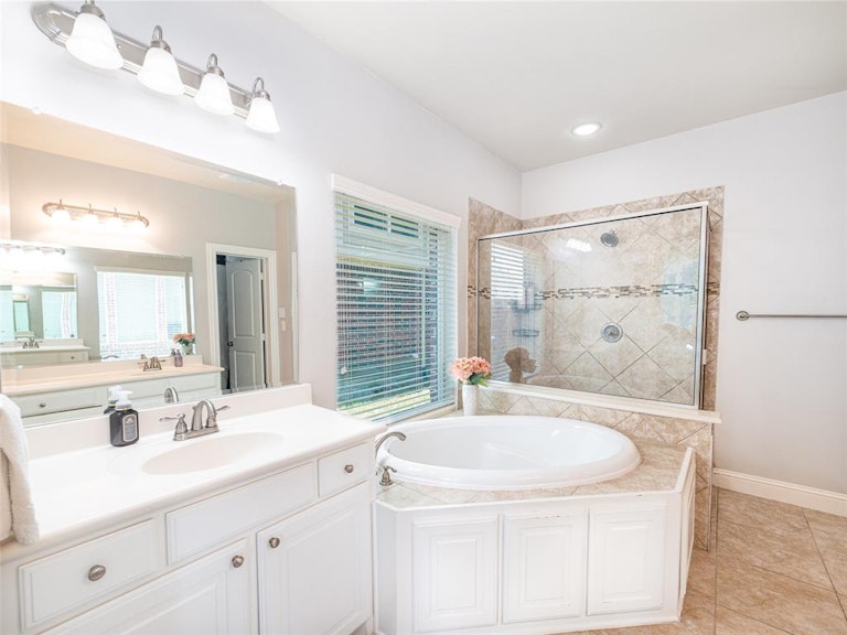 Photo 12 of 35 - 904 Auburn Ct, Savannah, TX 76227