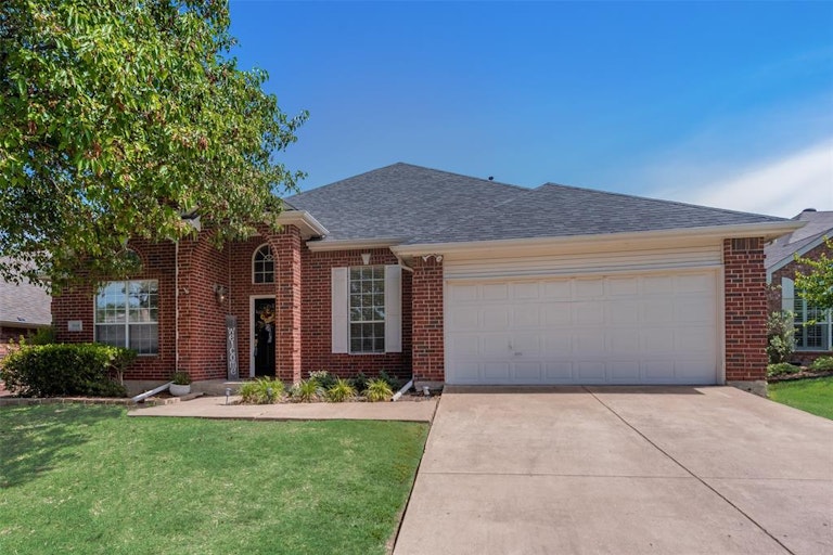Photo 2 of 27 - 5910 Creek Crossing Ln, Sachse, TX 75048