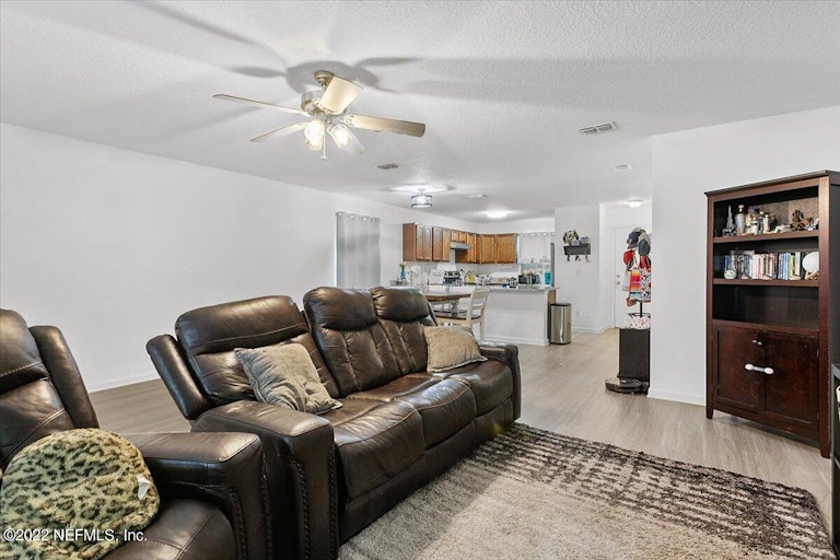 Photo 4 of 17 - 4507 Glendas Meadow Dr, Jacksonville, FL 32210
