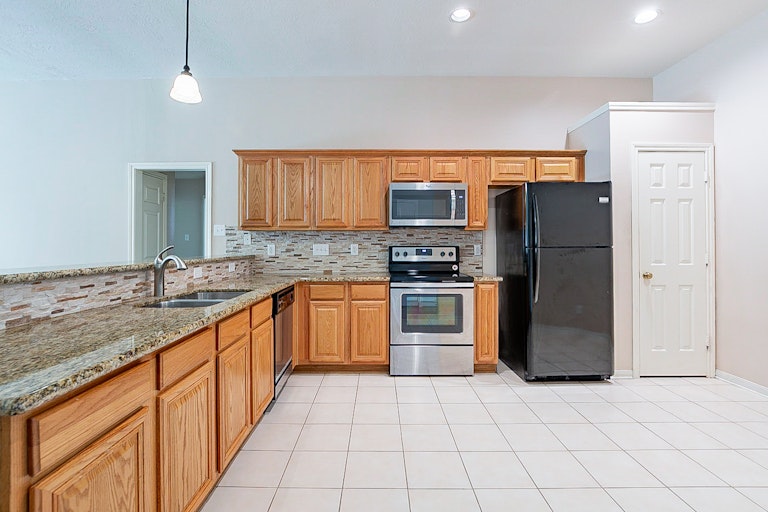 Photo 4 of 26 - 3839 Canton Dr, Pearland, TX 77584