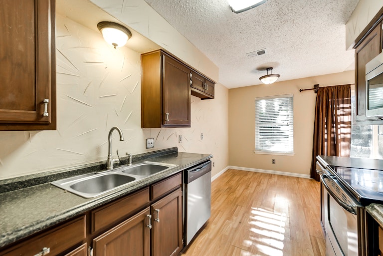 Photo 3 of 27 - 5704 Elm Branch Dr, Arlington, TX 76017