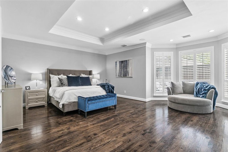 Photo 14 of 36 - 4035 Highgrove Dr, Dallas, TX 75220