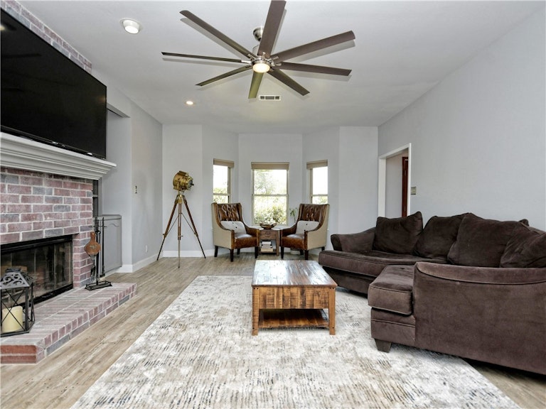 Photo 7 of 31 - 5725 Misty Hill Cv, Austin, TX 78759