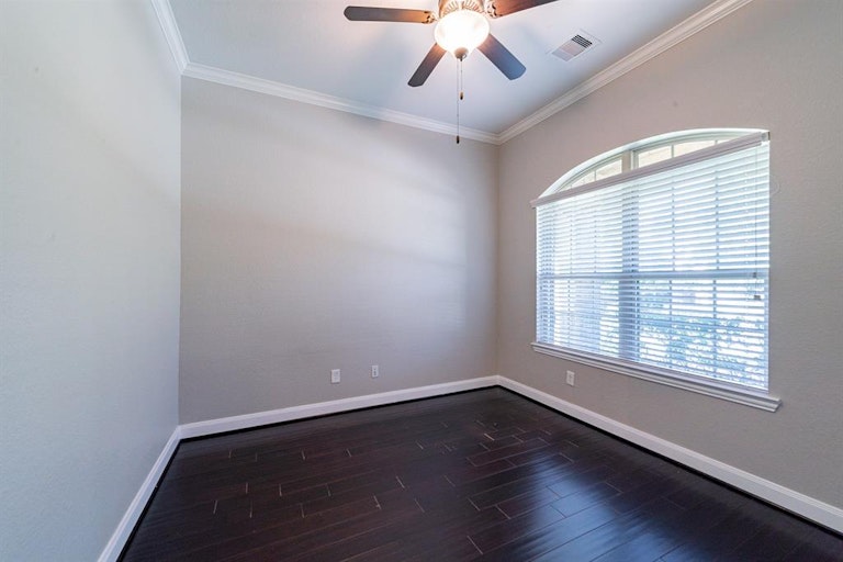 Photo 5 of 43 - 91 Hearthshire Cir, Magnolia, TX 77354