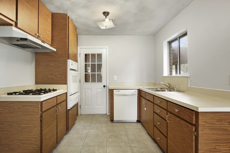 Photo 2 of 25 - 309 Jasmine Ct, Burleson, TX 76028