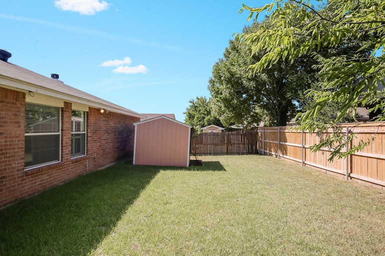 Photo 5 of 26 - 517 Hollyberry Dr, Mansfield, TX 76063
