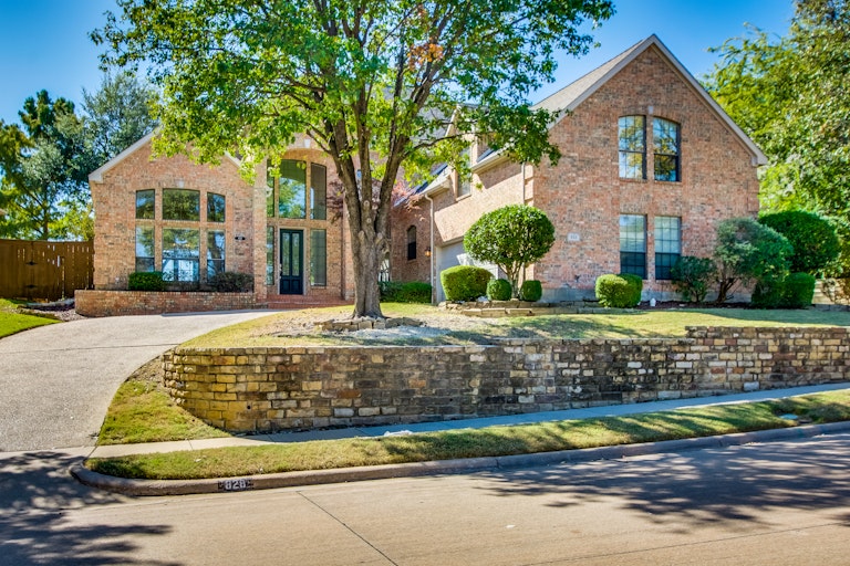 Photo 1 of 38 - 828 Hills Creek Dr, McKinney, TX 75072