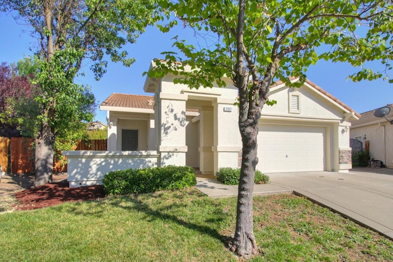 Photo 2 of 20 - 2157 Paul Courter Way, Sacramento, CA 95835