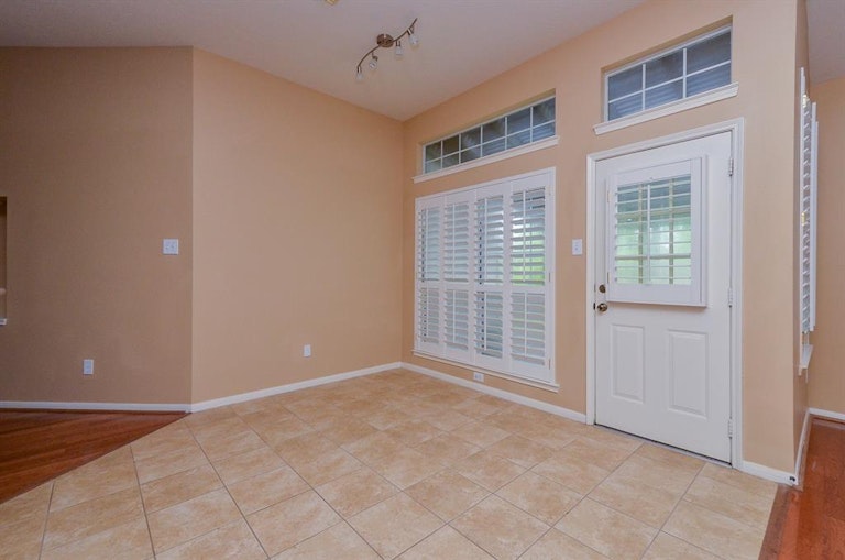 Photo 11 of 27 - 8227 Summer Reef Dr, Houston, TX 77095
