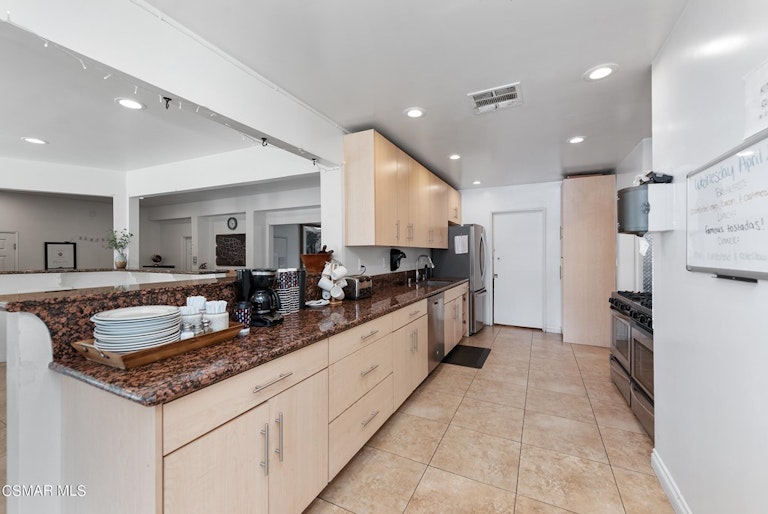 Photo 15 of 54 - 982 E Janss Rd, Thousand Oaks, CA 91360