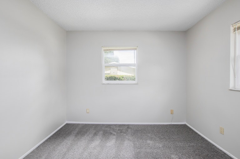 Photo 14 of 17 - 37223 Temple Ave, Zephyrhills, FL 33541
