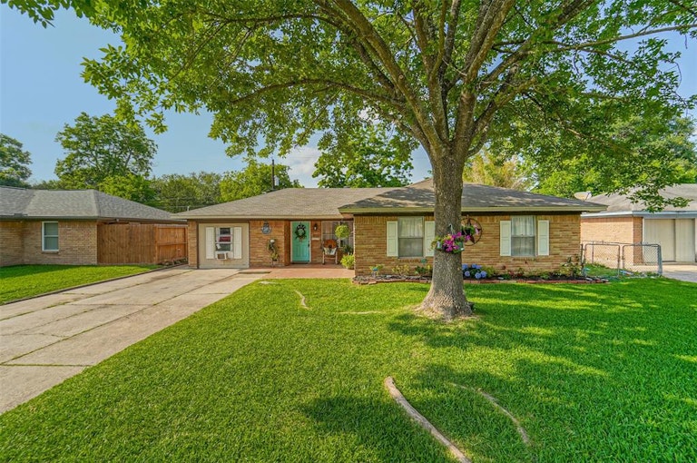 Photo 1 of 20 - 2401 Estate Dr, Deer Park, TX 77536