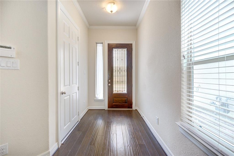 Photo 3 of 34 - 2811 Shadow Woods Ct, Houston, TX 77043