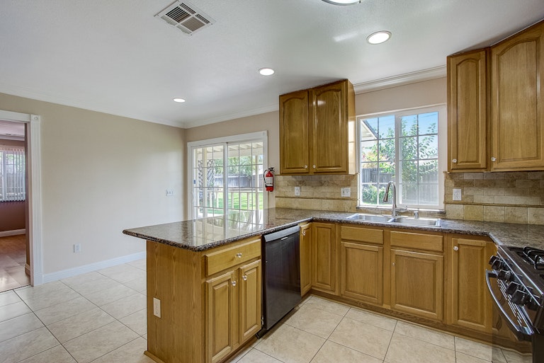 Photo 4 of 35 - 6928 Franela Way, Citrus Heights, CA 95621