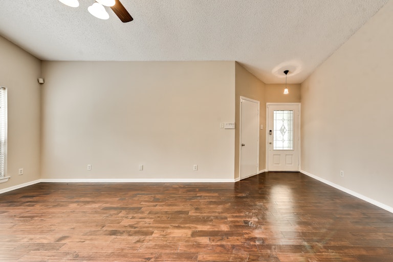 Photo 3 of 25 - 2705 Fountainview Dr, Corinth, TX 76210